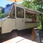 渡嘉志久ビーチ周辺でご飯食べられる場所は、ほぼゼロ！キッチンカーがいたらラッキー