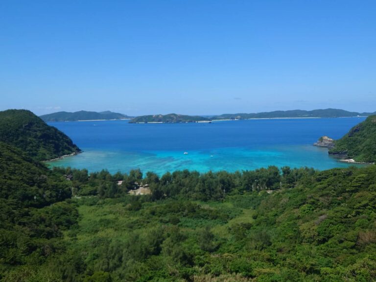 渡嘉敷島ってどんな島？日帰りでも体験できるケラマブルー！観光・グルメ・宿泊を楽しむ島旅ガイド